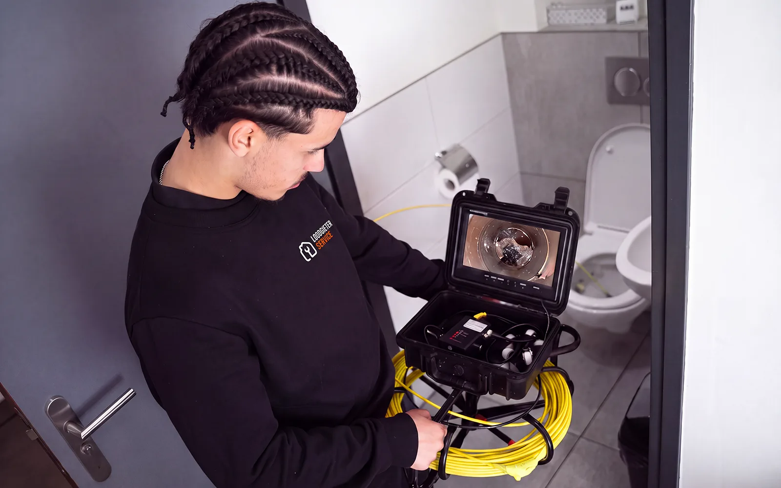 Loodgieter inspecteert de afvoer met een rioolcamera