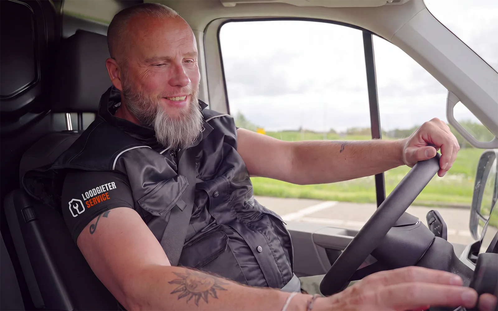 Loodgieter onderweg in de bus naar een spoedklus